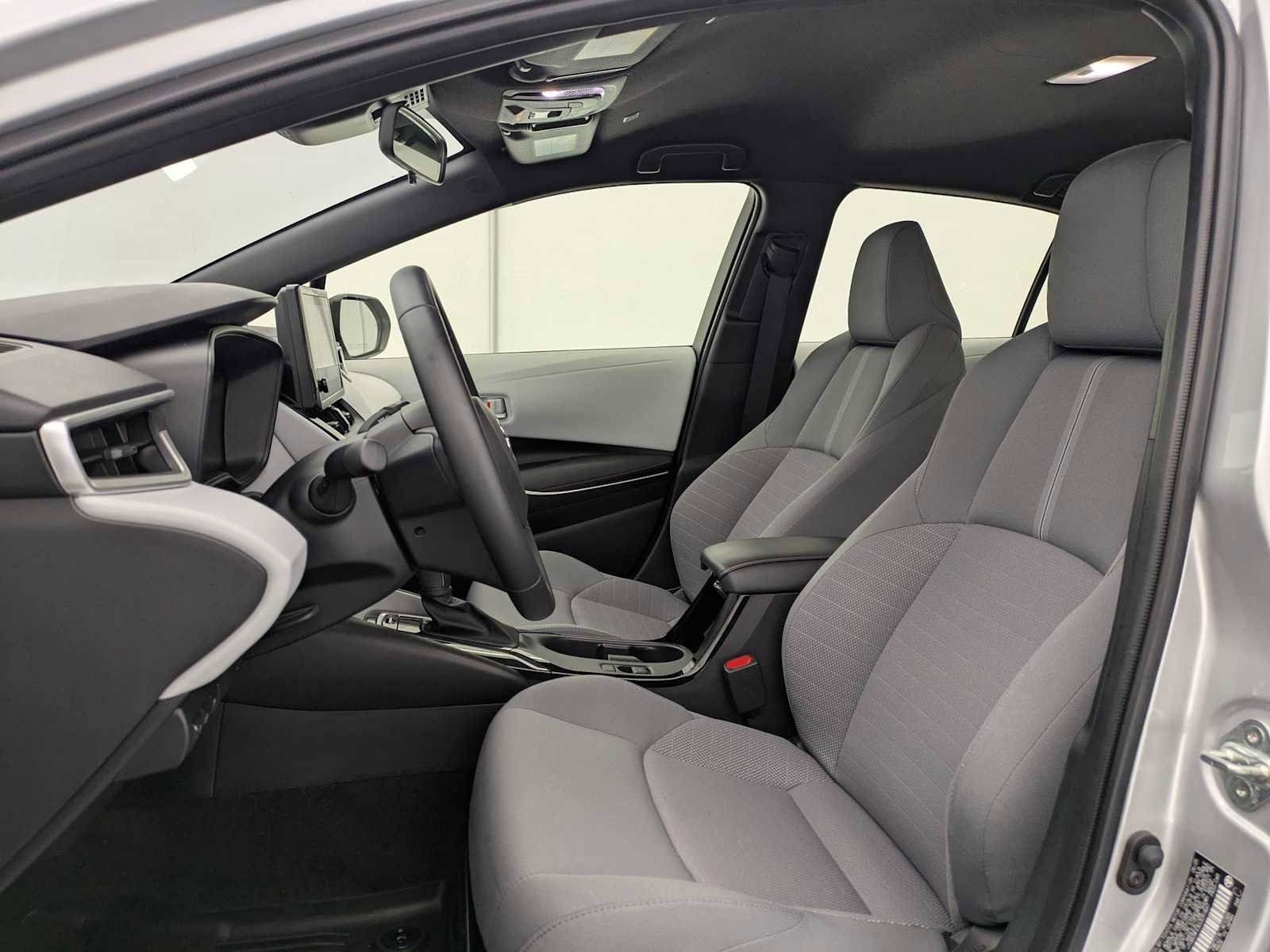 Used 2025 Toyota Corolla SE w/ Convenience Package FWD image 17
