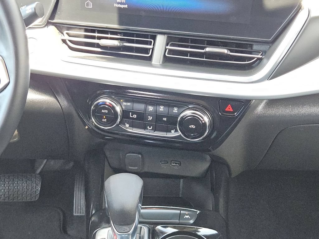 Used 2025 Chevrolet Trax LT w/ LT Convenience Package FWD image 21