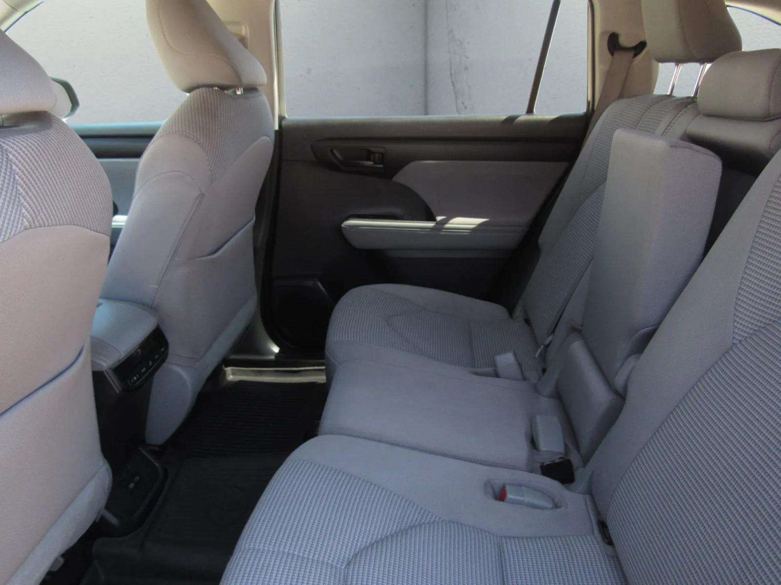 Used 2023 Toyota Highlander LE FWD image 14