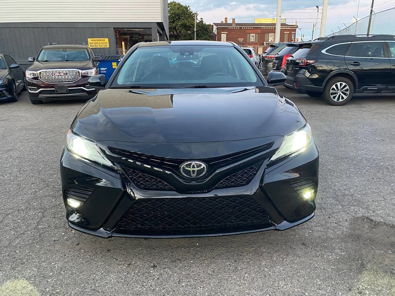 Used 2019 Toyota Camry SE image 3