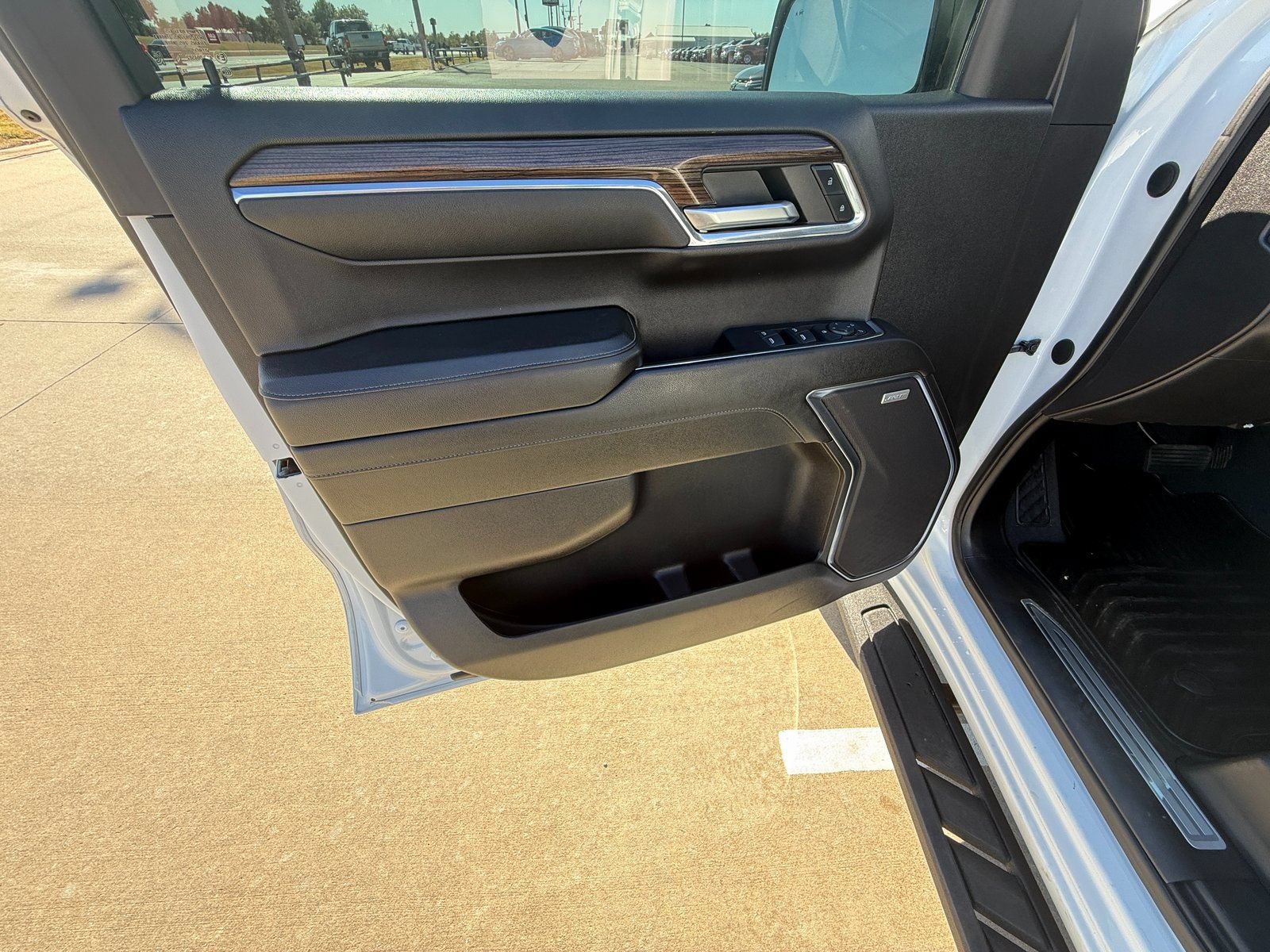 Used 2024 Chevrolet Silverado 1500 LT Trail Boss w/ LT Trail Boss Premium Package AWD/4WD image 9