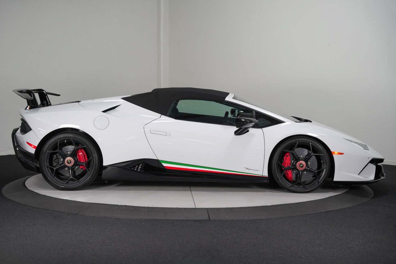Used 2018 Lamborghini Huracan Performante AWD/4WD image 8