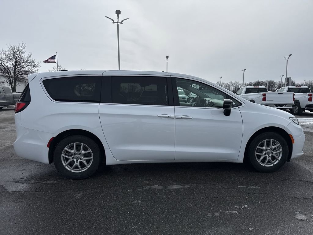 Used 2024 Chrysler Pacifica Touring-L image 9