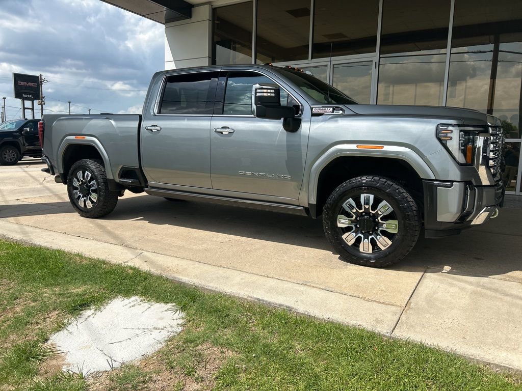 Used 2024 GMC Sierra 2500 Denali AWD/4WD image 2