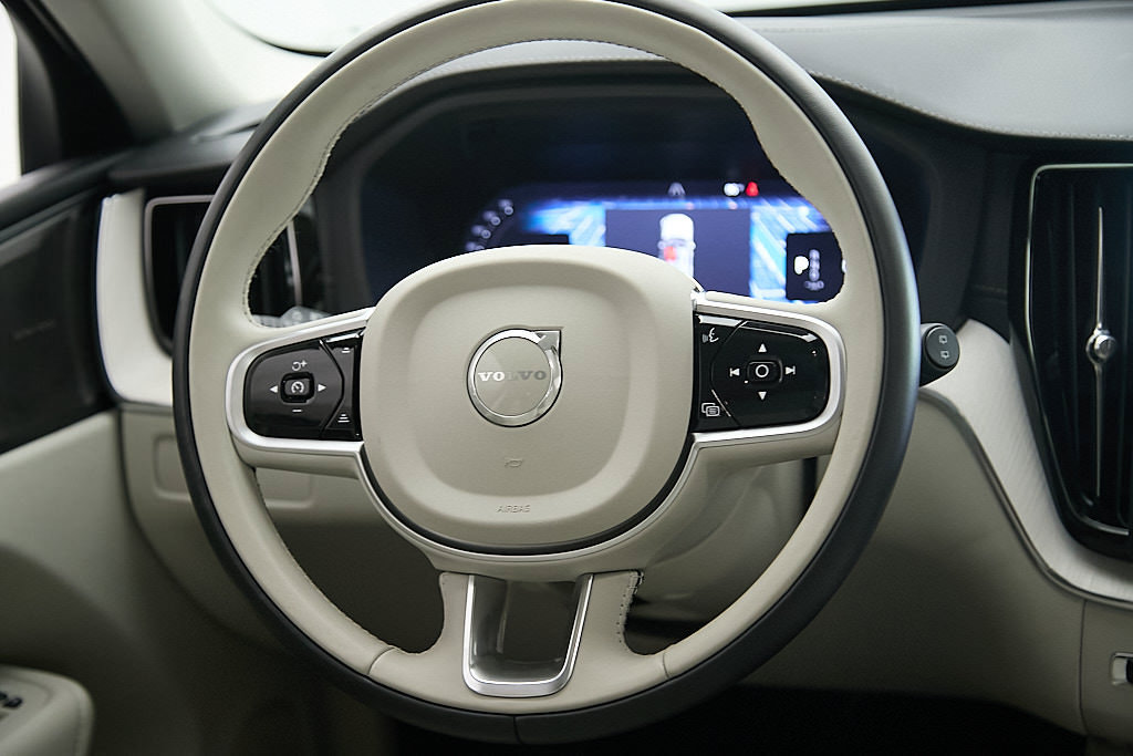 Certified 2026 Volvo XC60 B5 Ultra AWD/4WD image 28
