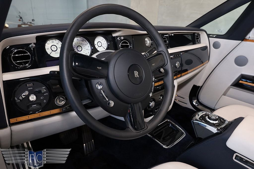 Used 2017 Rolls-Royce Phantom Drophead Coupe image 30