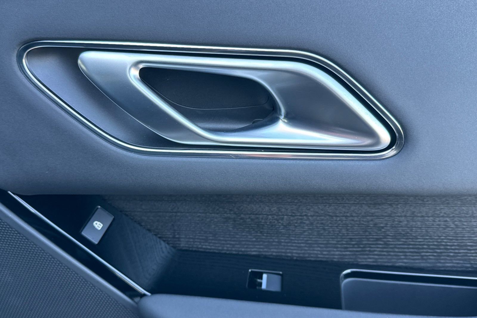 Certified 2025 Land Rover Range Rover Velar Dynamic SE image 19