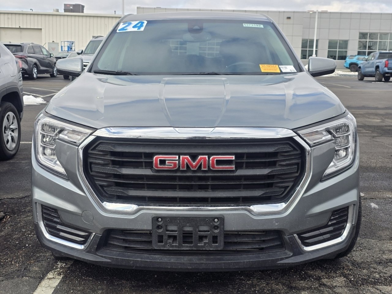 Used 2024 GMC Terrain SLE image 2