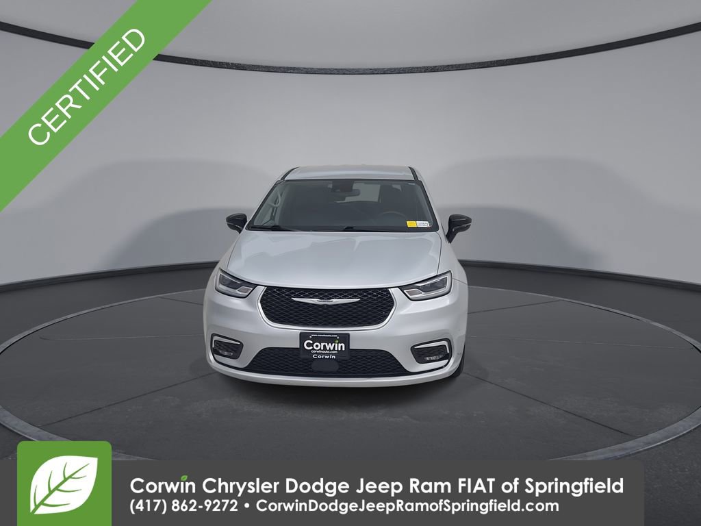 Used 2024 Chrysler Pacifica Touring-L image 5