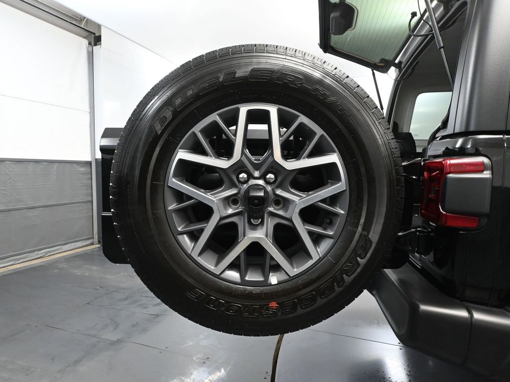 Used 2024 Jeep Wrangler Sahara image 14