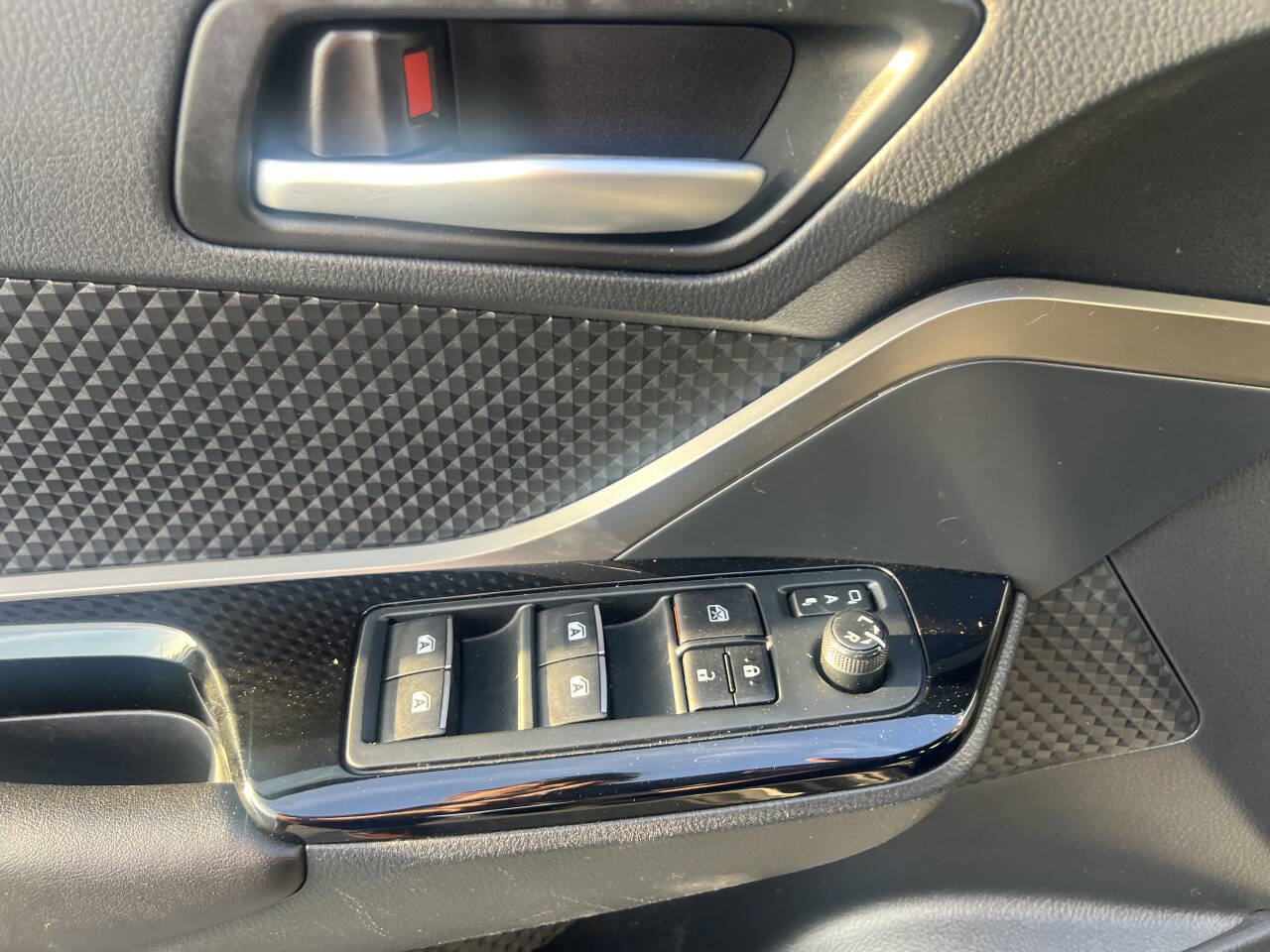 Used 2019 Toyota C-HR XLE image 6