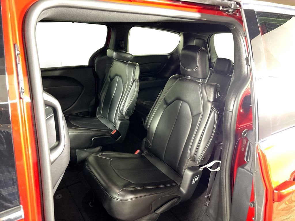 Used 2025 Chrysler Pacifica Select image 18