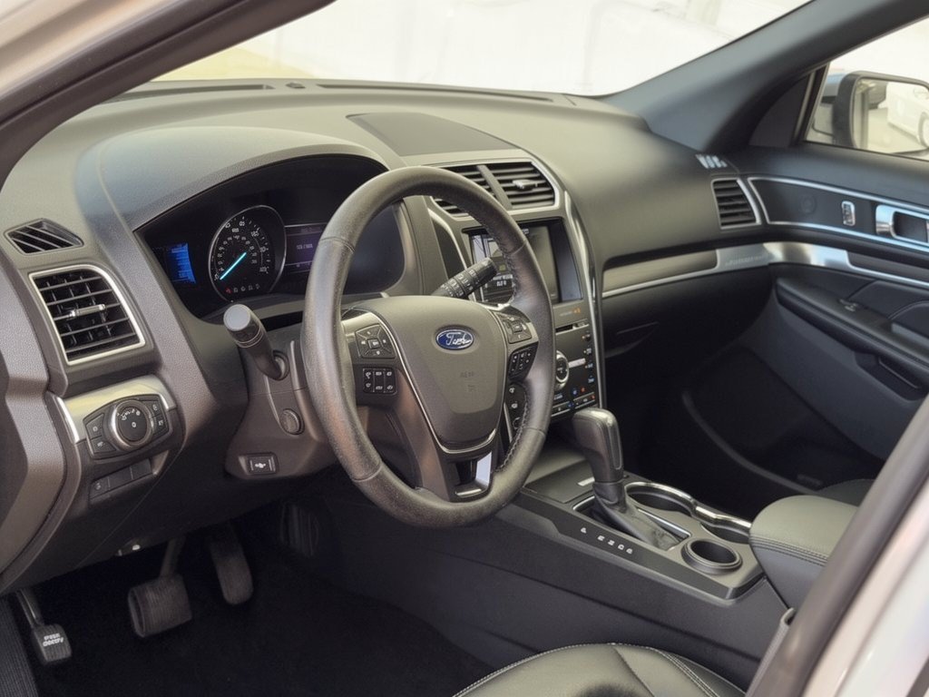 Used 2016 Ford Explorer Limited w/ Equipment Group 301A FWD image 4