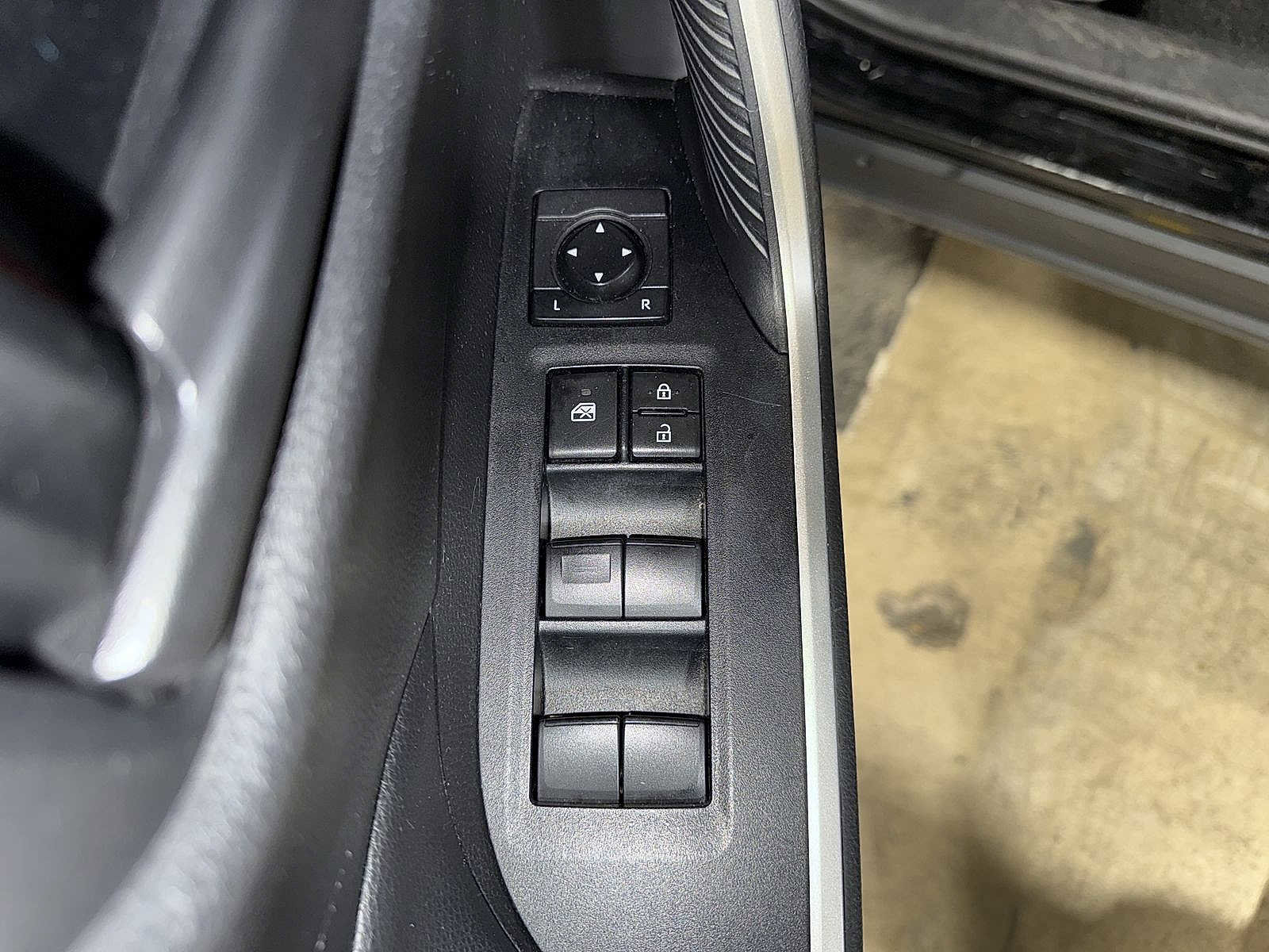 Used 2020 Toyota RAV4 LE image 22