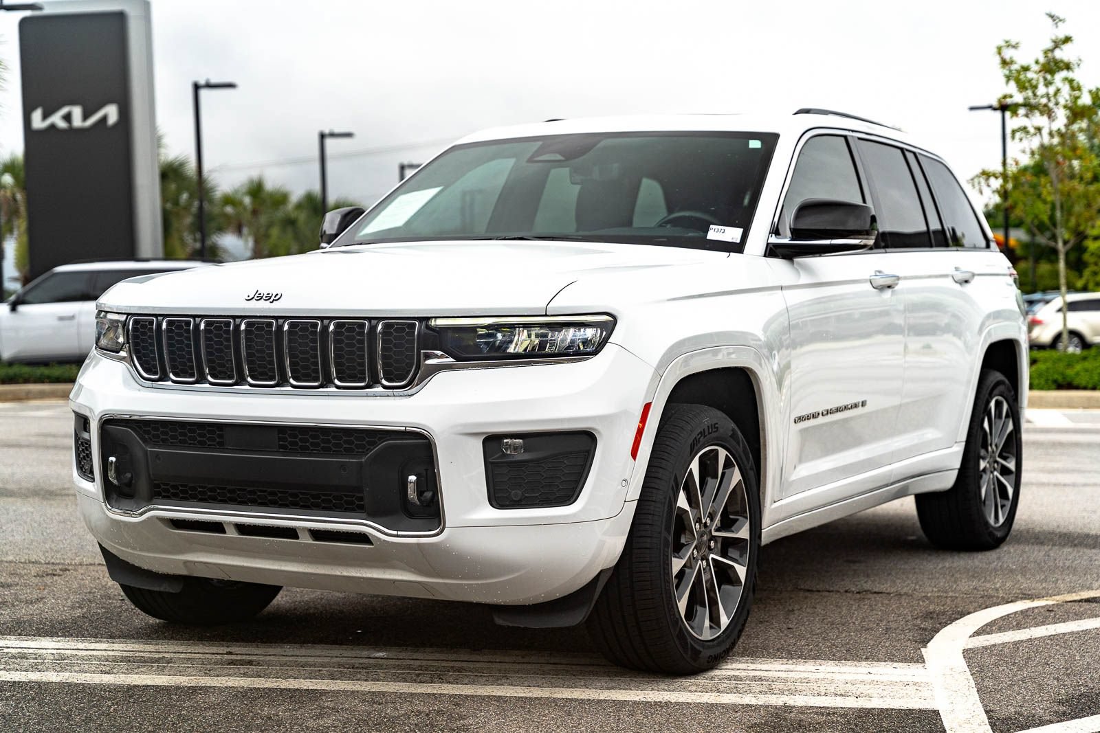 Used 2022 Jeep Grand Cherokee Overland w/ Luxury Tech Group IV AWD/4WD image 4