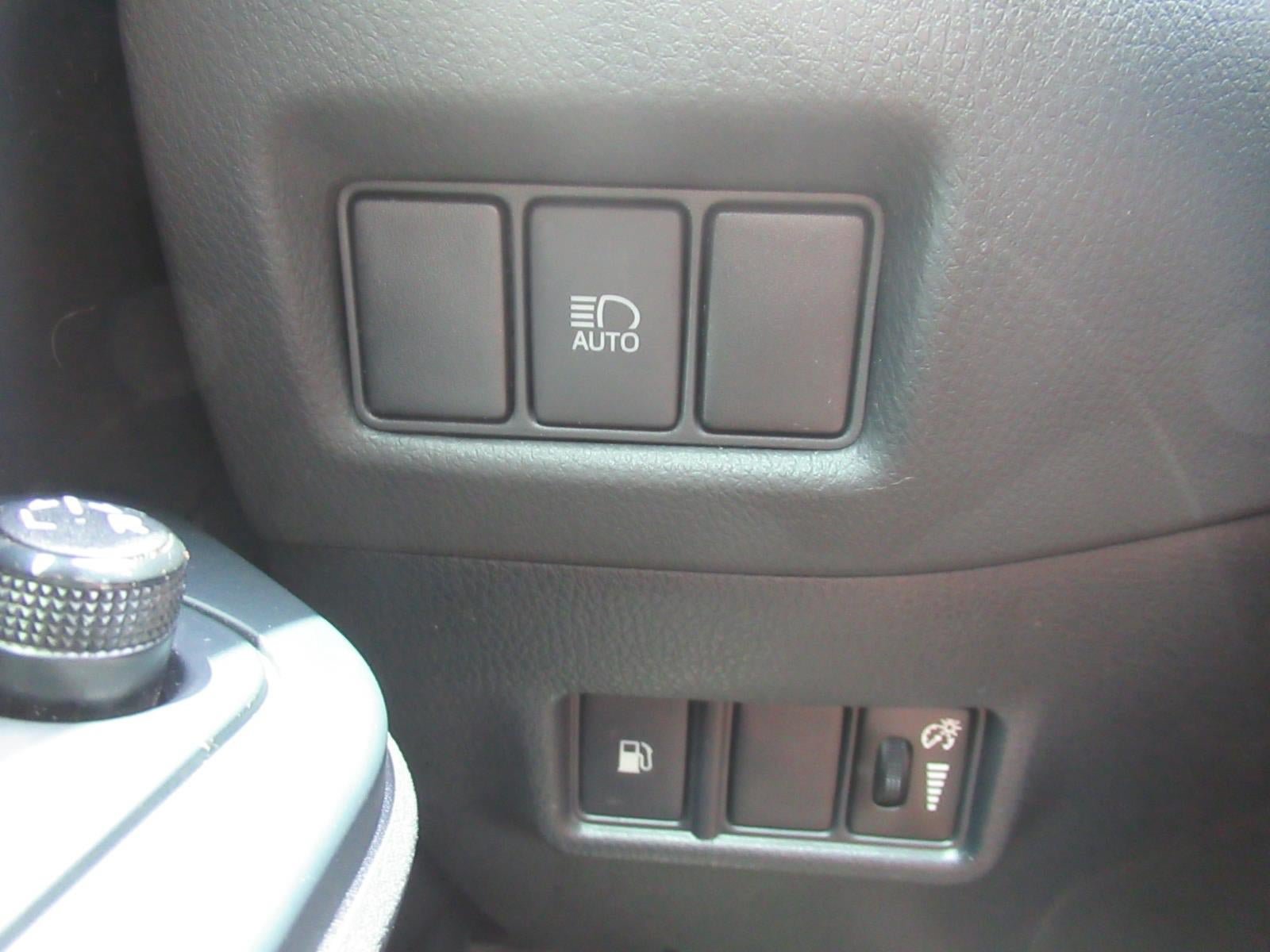 Used 2020 Toyota C-HR LE FWD image 22