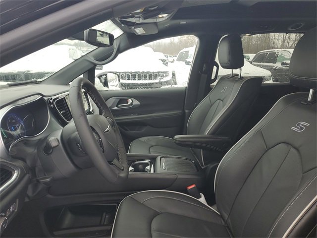 New 2026 Chrysler Pacifica Limited w/ Uconnect Theater Family Group image 19