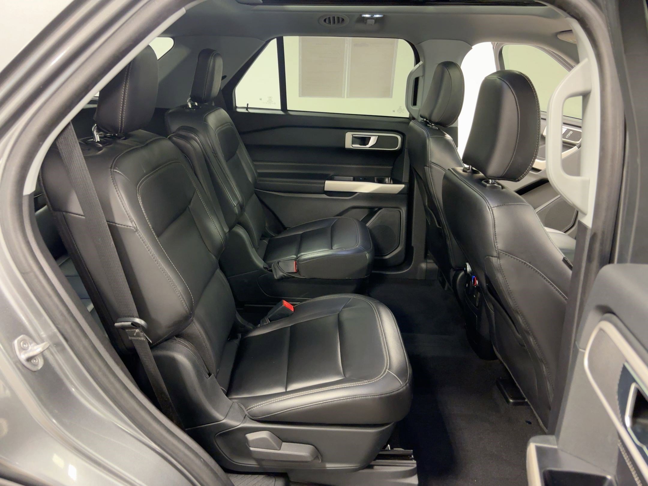 Used 2022 Ford Explorer XLT w/ Equipment Group 202A image 30