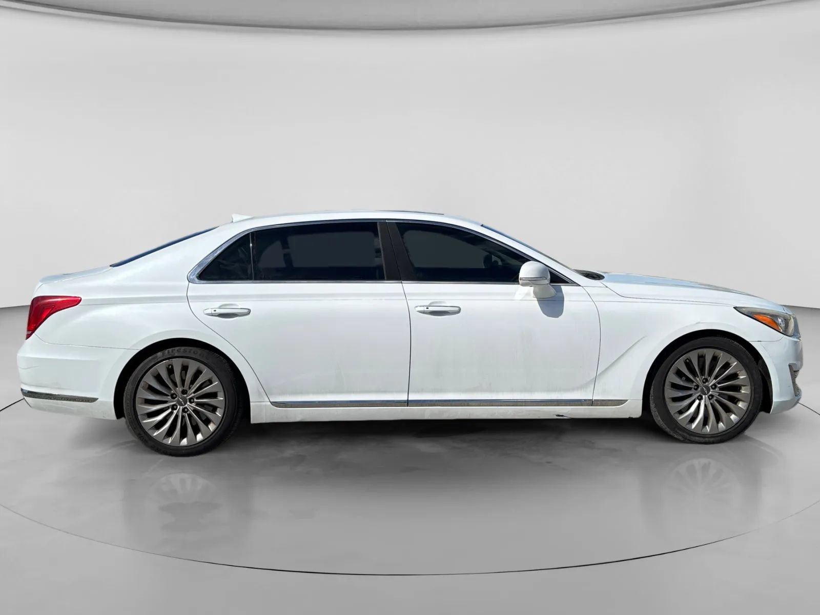 Used 2018 Genesis G90 3.3T Premium RWD image 6