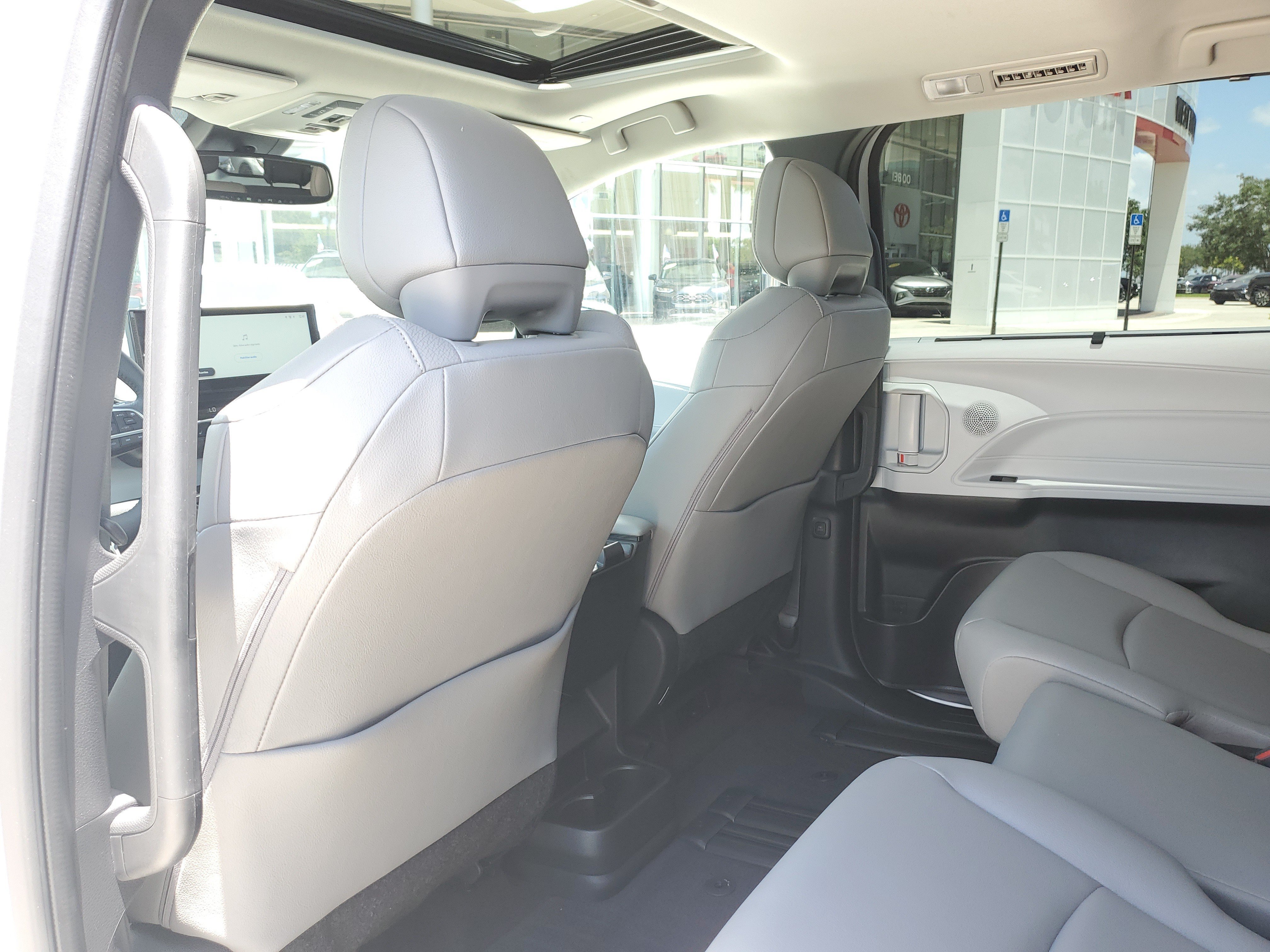 Certified 2025 Toyota Sienna XLE FWD image 14