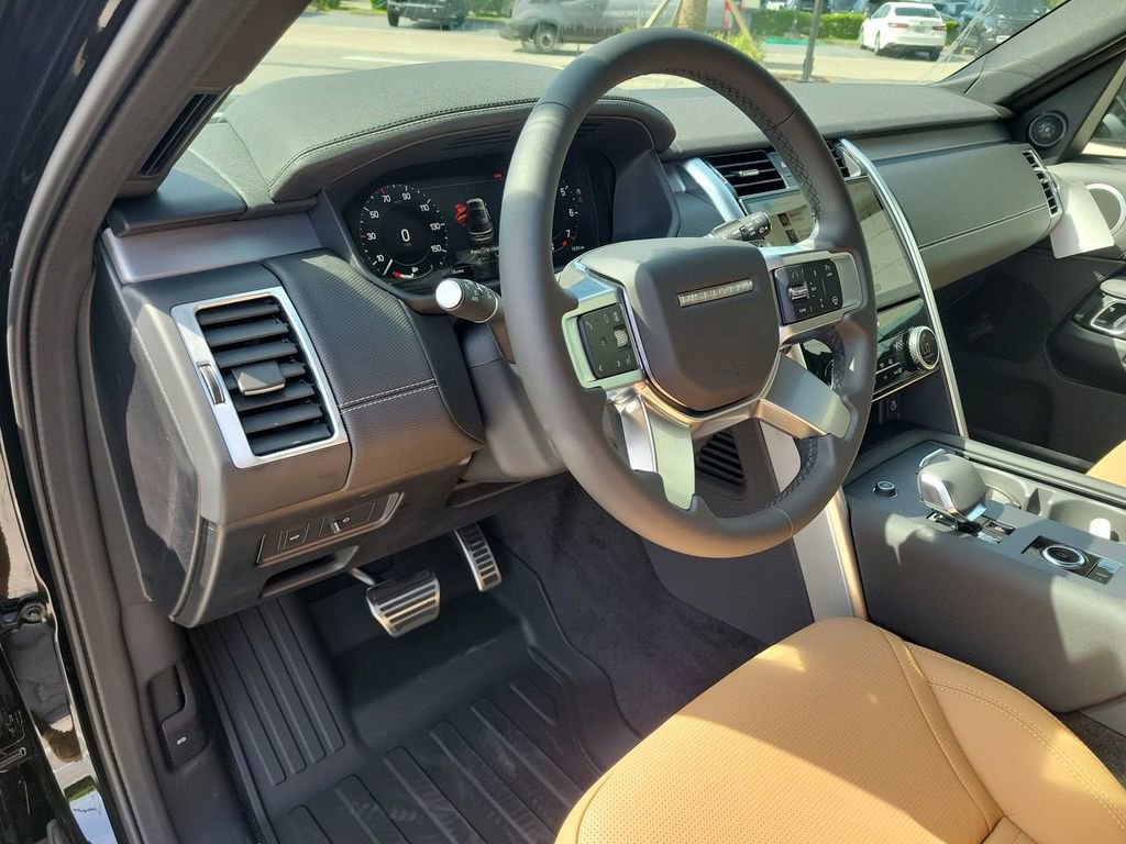 Used 2025 Land Rover Discovery Dynamic SE AWD/4WD image 25