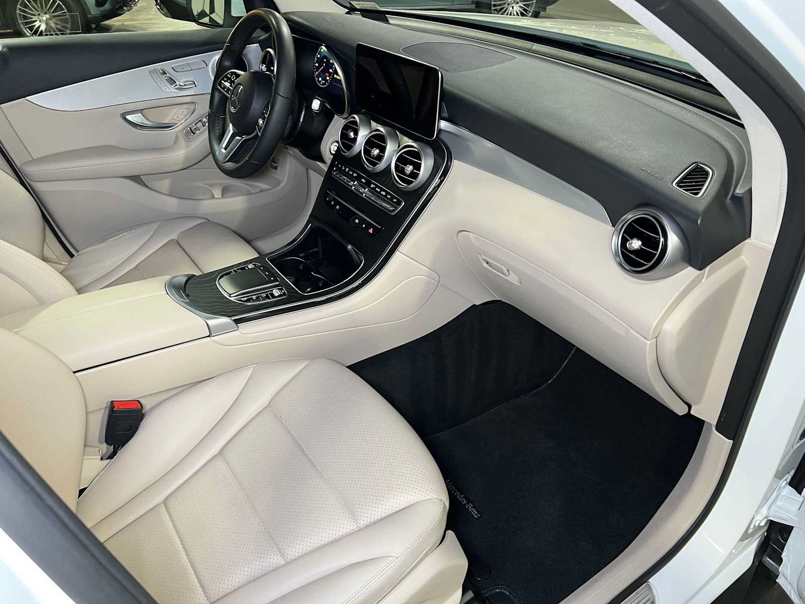Used 2022 Mercedes-Benz GLC 300 4MATIC image 11