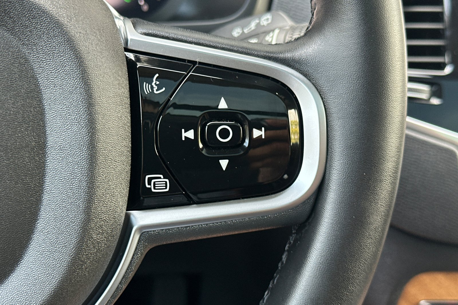 Certified 2025 Volvo XC90 B6 Plus AWD/4WD image 30