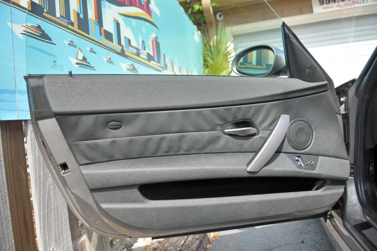 Used 2005 BMW Z4 2.5i image 32