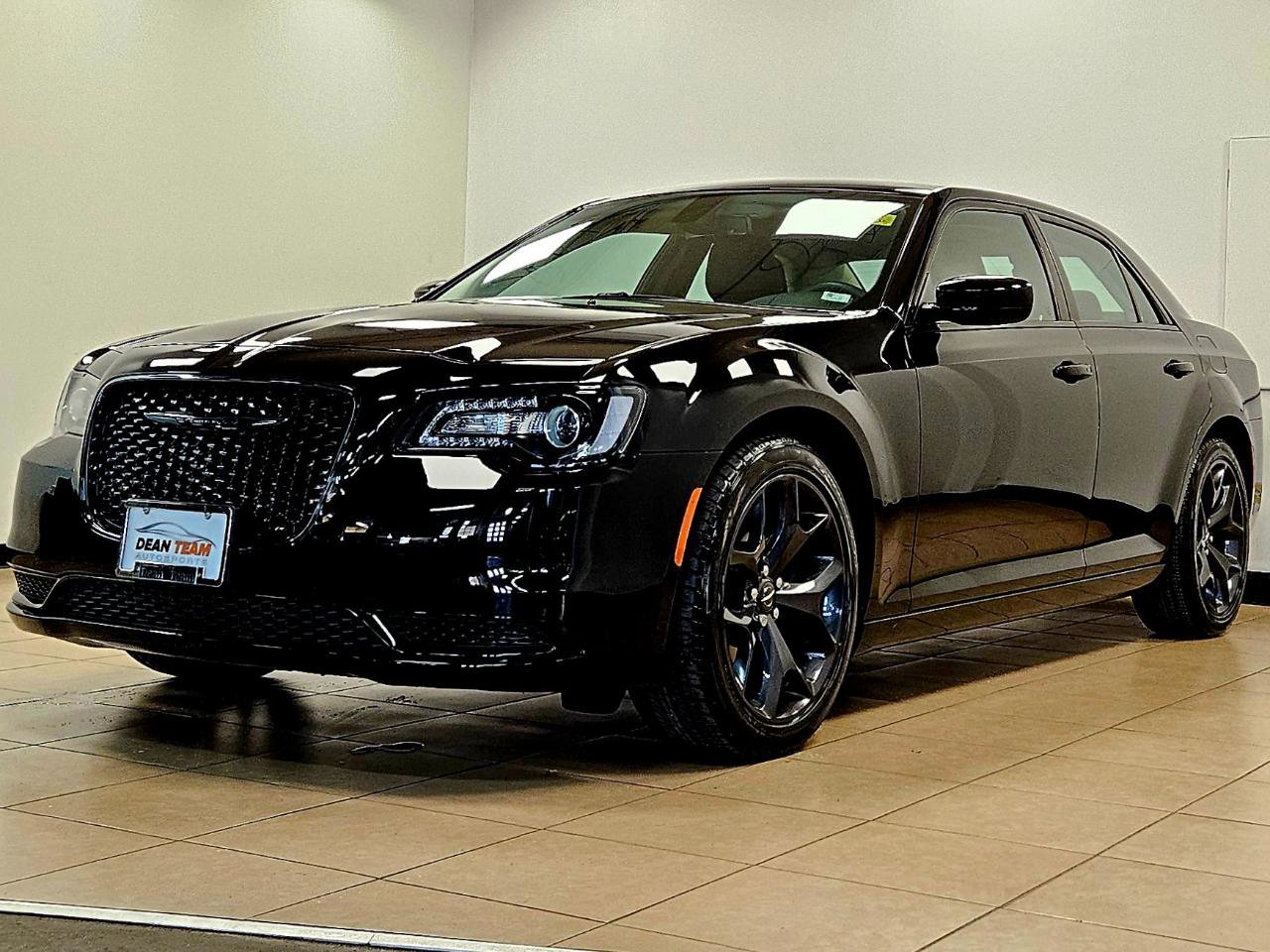 Used 2020 Chrysler 300 Touring w/ Sport Appearance Package image 3