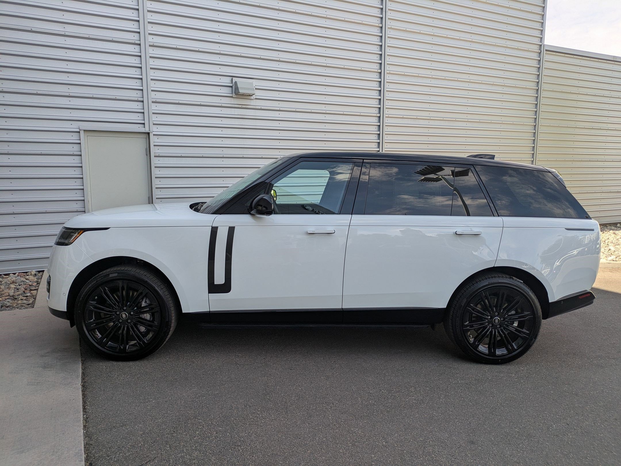 New 2025 Land Rover Range Rover Long Wheelbase SE image 2