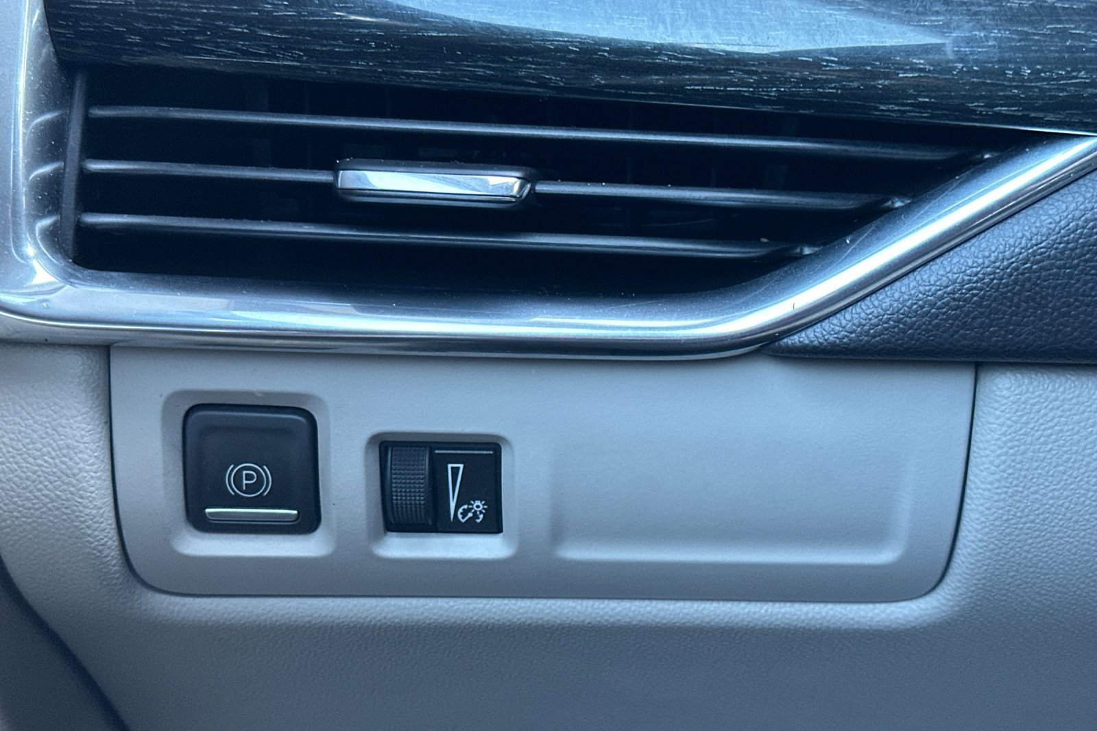 Used 2023 Cadillac XT4 Premium Luxury image 30