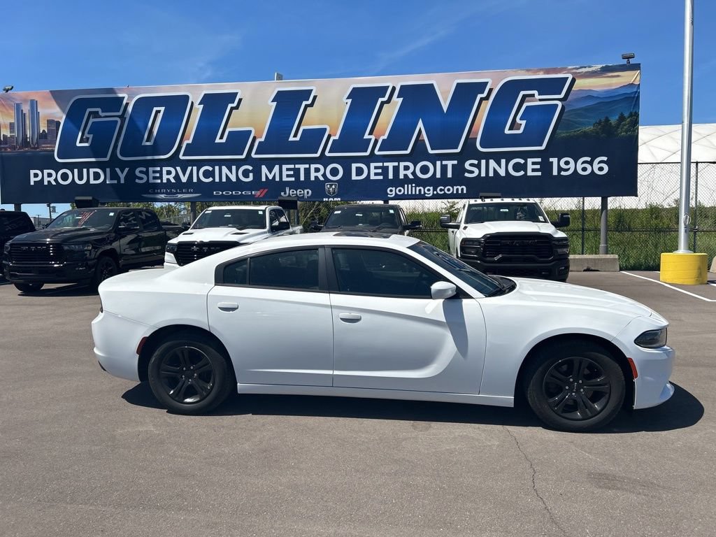 Used 2020 Dodge Charger SXT w/ Leather Interior Group RWD image 4