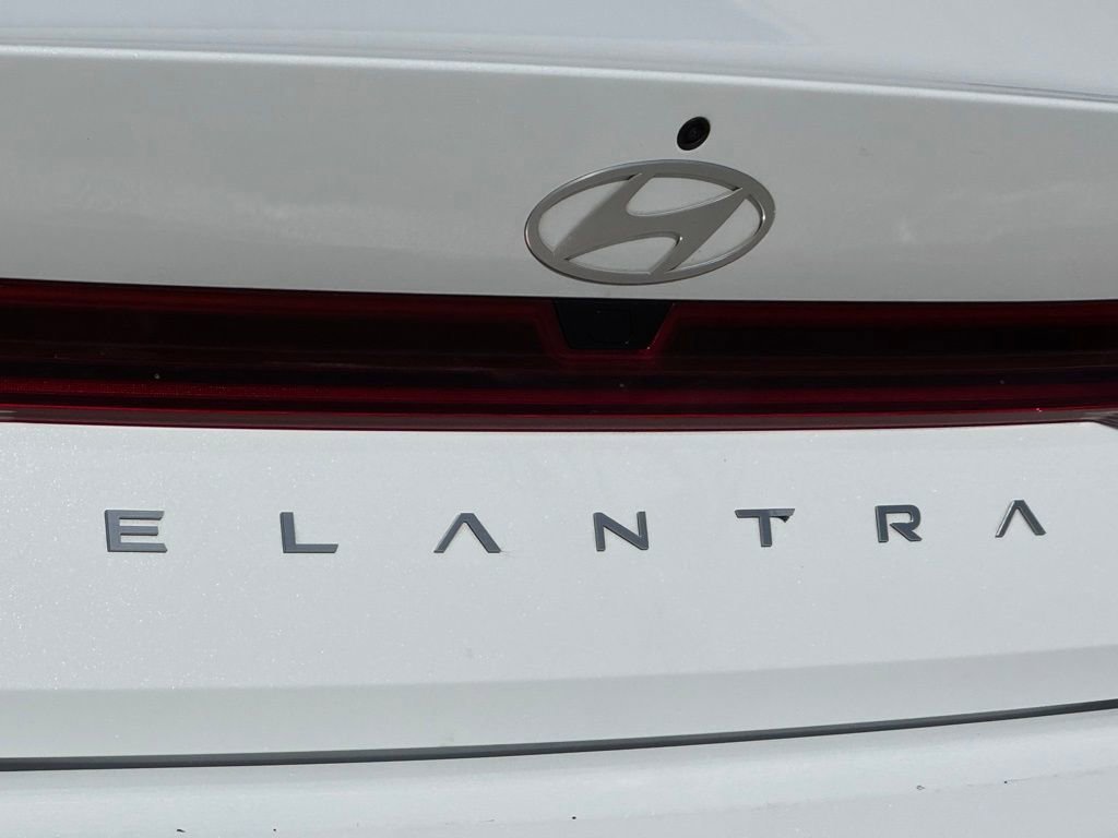 Used 2025 Hyundai Elantra Limited image 13