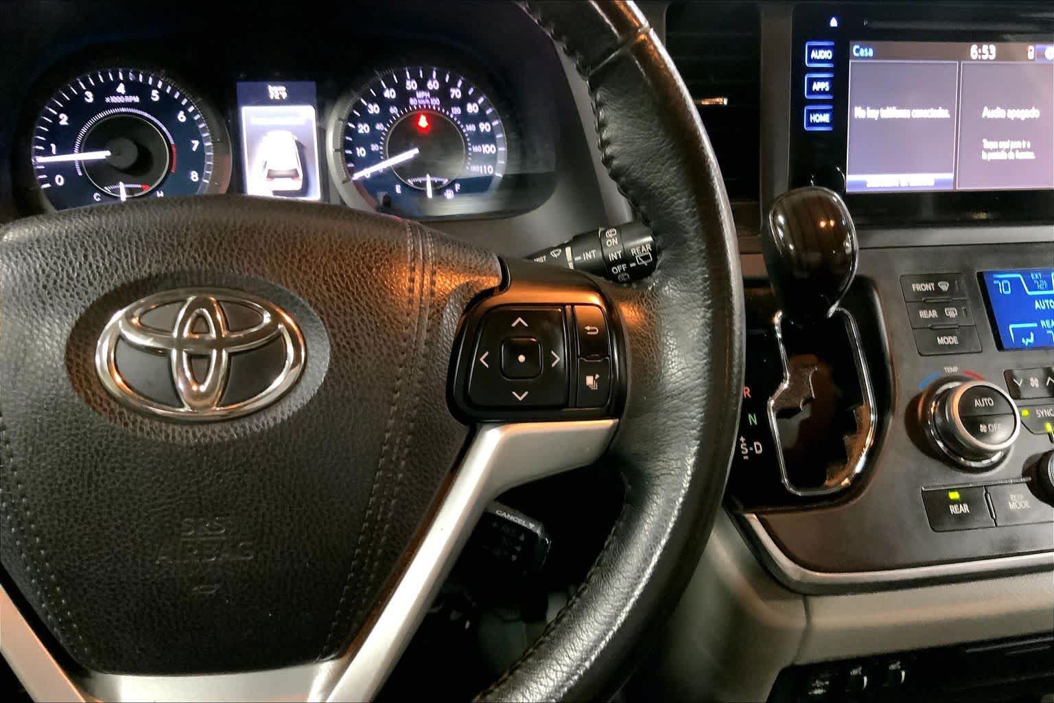 Used 2017 Toyota Sienna XLE FWD image 25