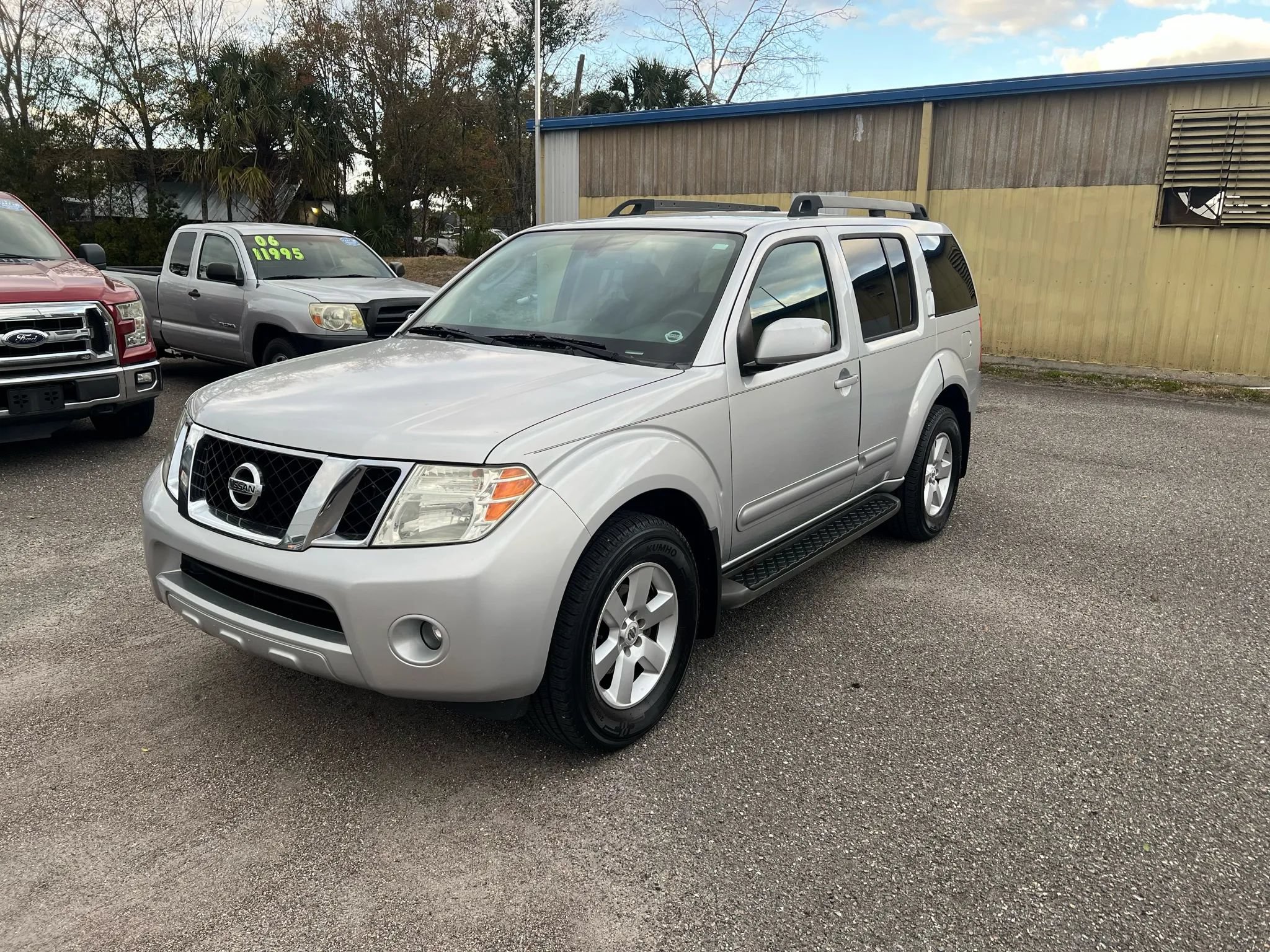 Used 2011 Nissan Pathfinder SV RWD image 2