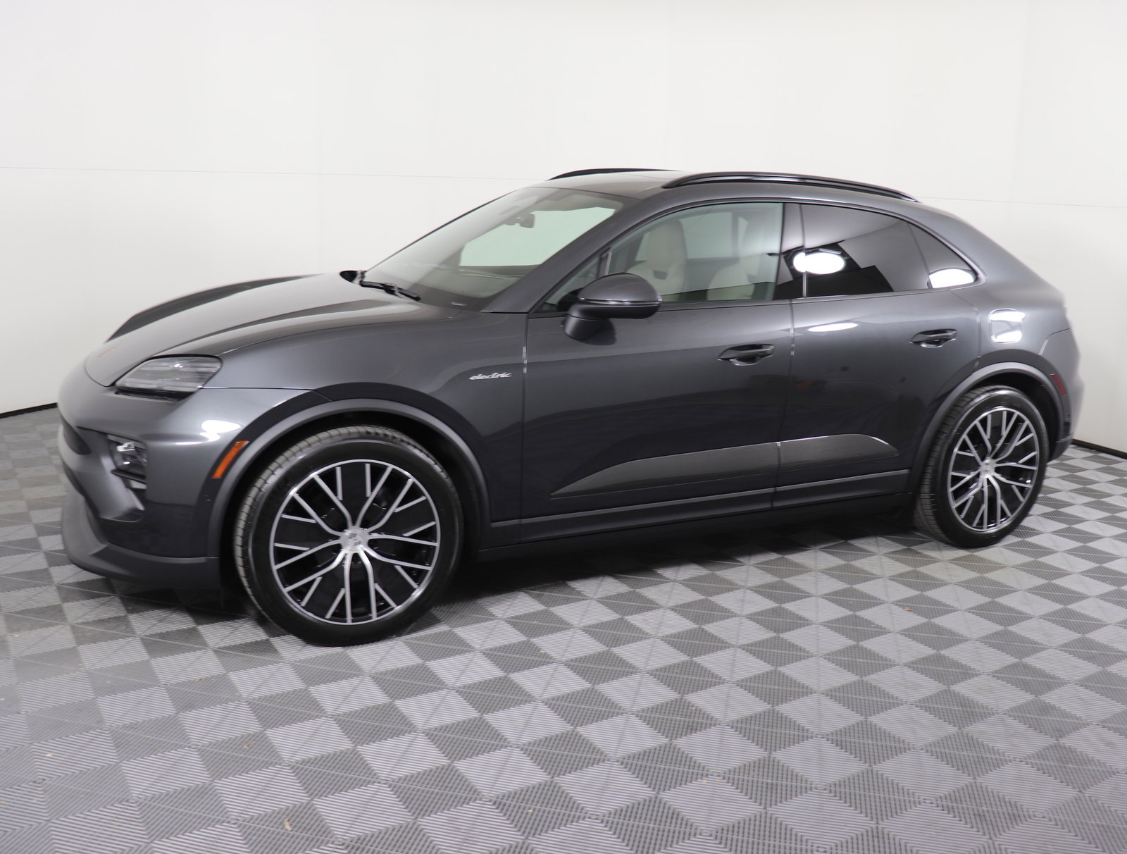 Used 2024 Porsche Macan 4 Electric image 2