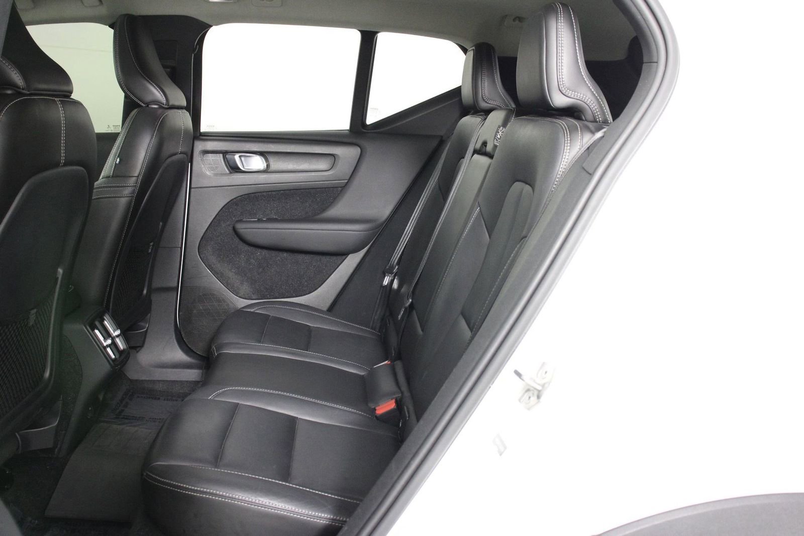 Used 2019 Volvo XC40 T5 Momentum image 32