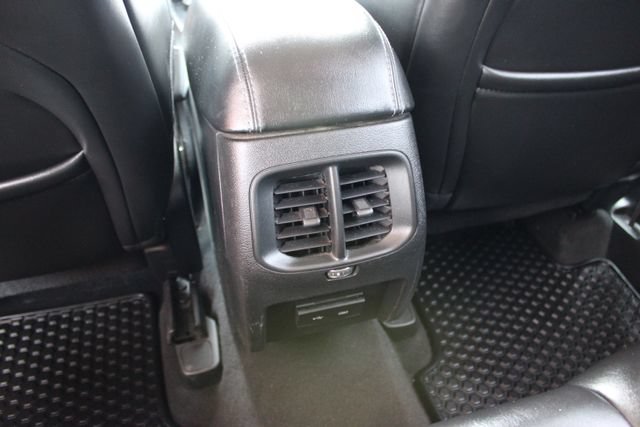 Used 2019 Jeep Cherokee Latitude Plus w/ Cold Weather Group AWD/4WD image 39