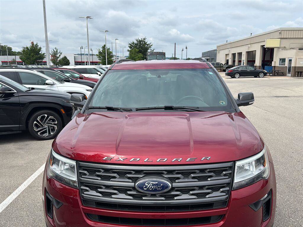 Used 2018 Ford Explorer XLT w/ Equipment Group 202A AWD/4WD image 4