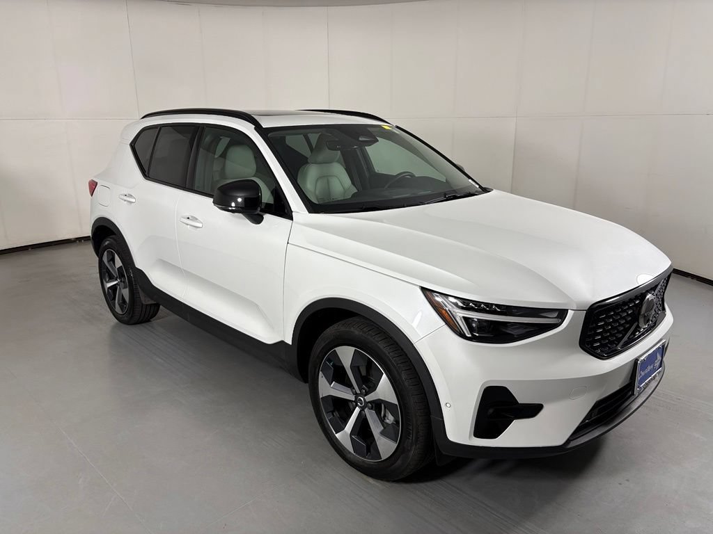 Used 2026 Volvo XC40 B5 Plus AWD/4WD image 2