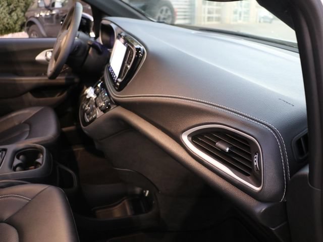 Used 2024 Chrysler Pacifica Touring-L w/ S Appearance Package FWD image 11