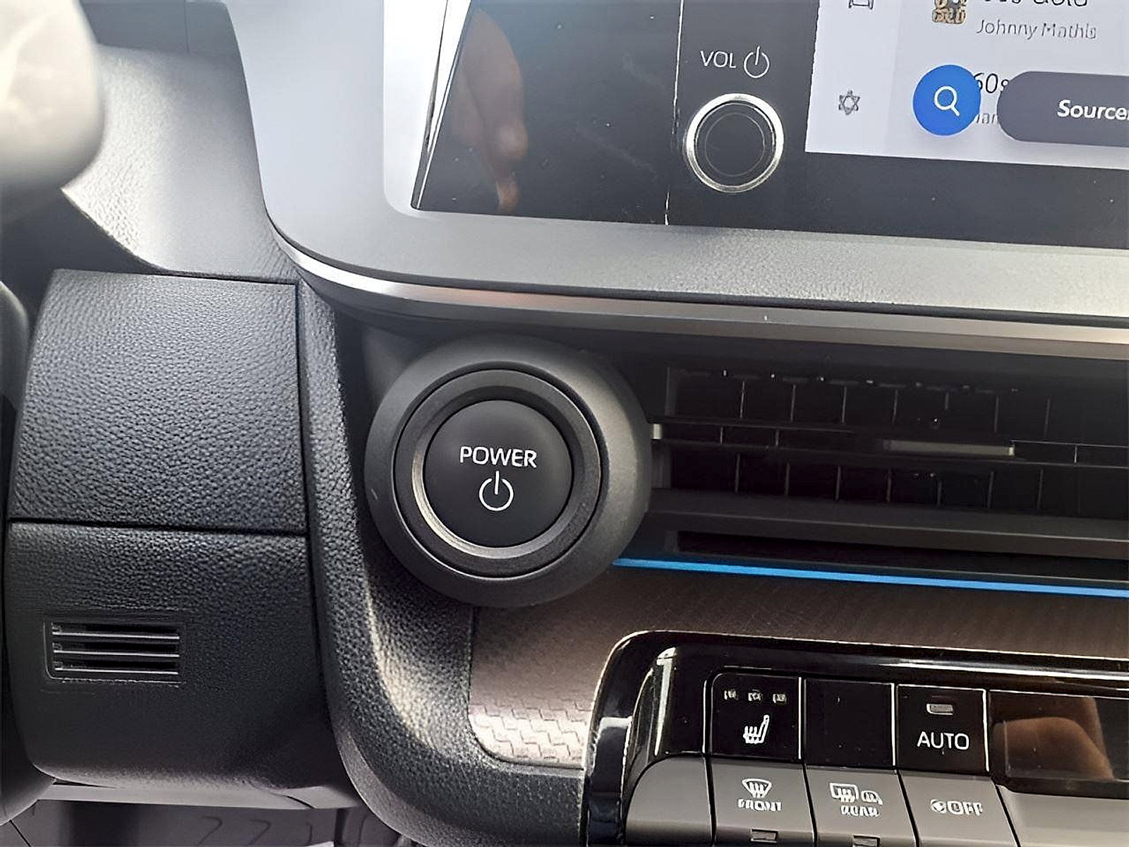 Used 2024 Toyota Prius XLE FWD image 17