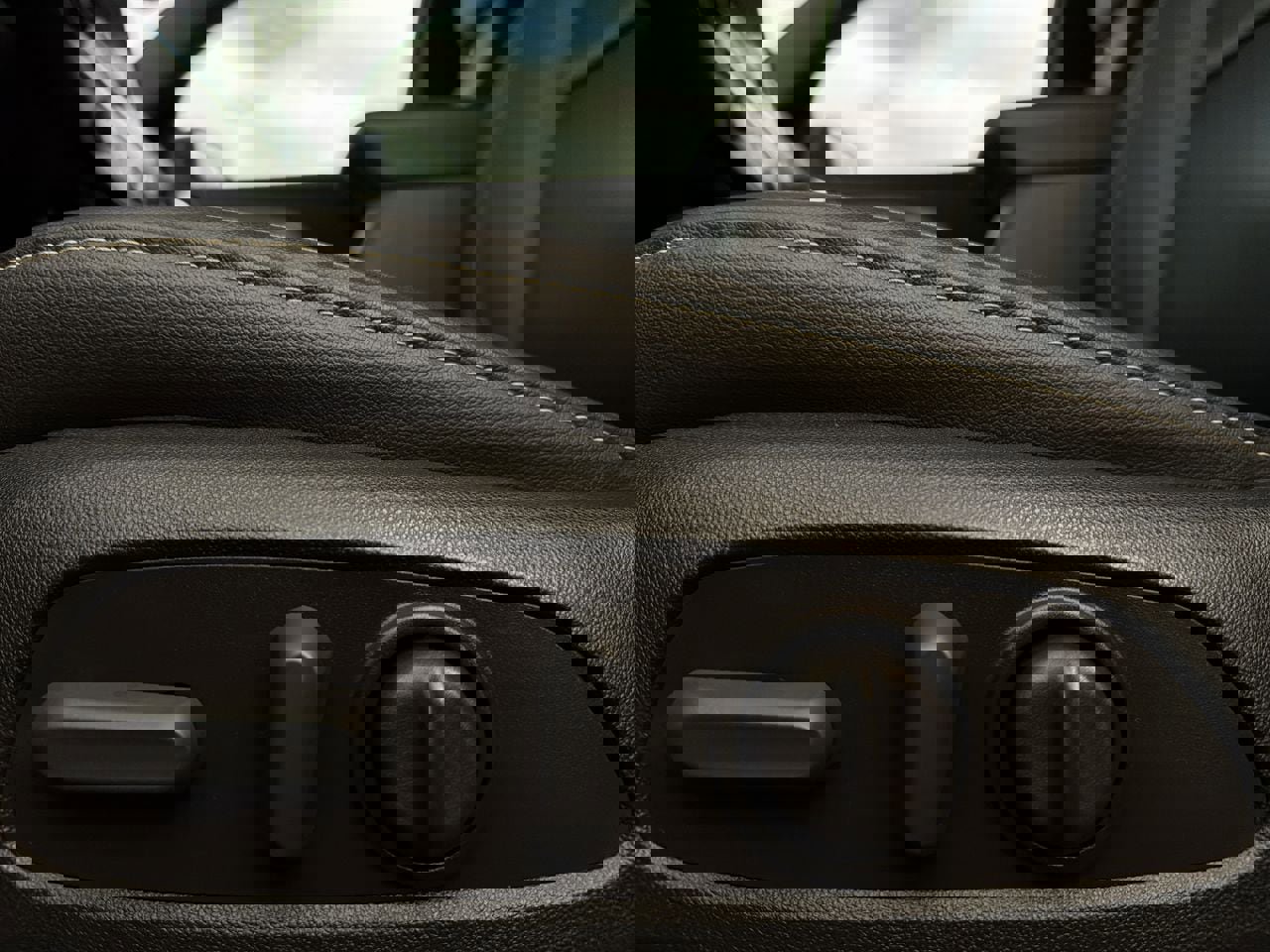 Used 2023 Chevrolet Traverse LT image 13