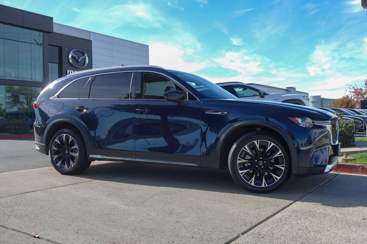 Certified 2024 MAZDA CX-90 Plug-In Hybrid w/ Premium Pkg image 4