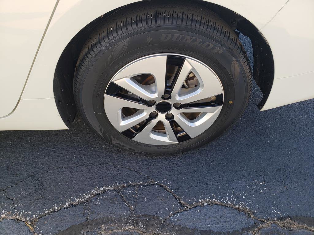 Used 2017 Toyota Prius image 27