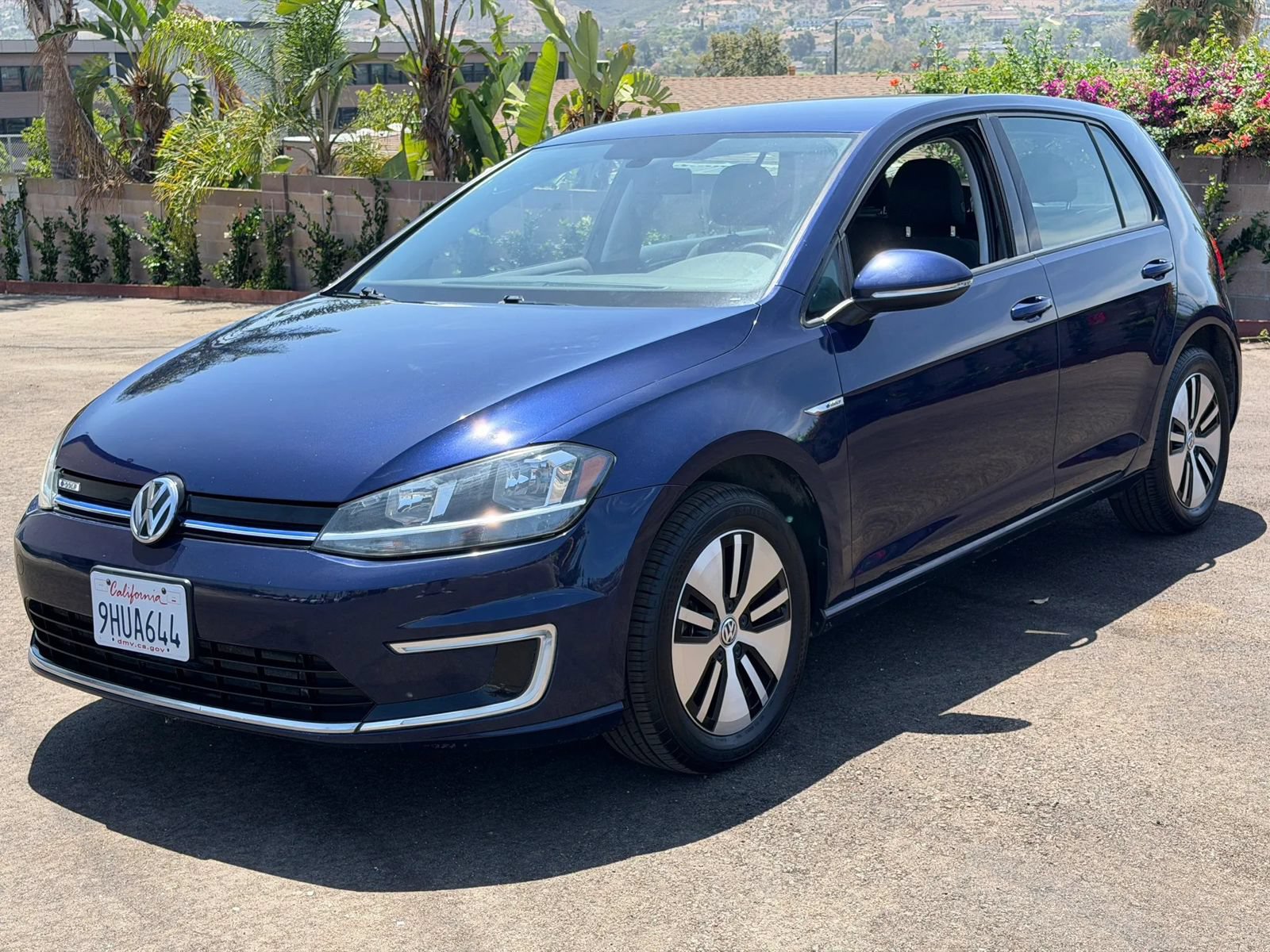 Used 2017 Volkswagen e-Golf SE FWD image 1