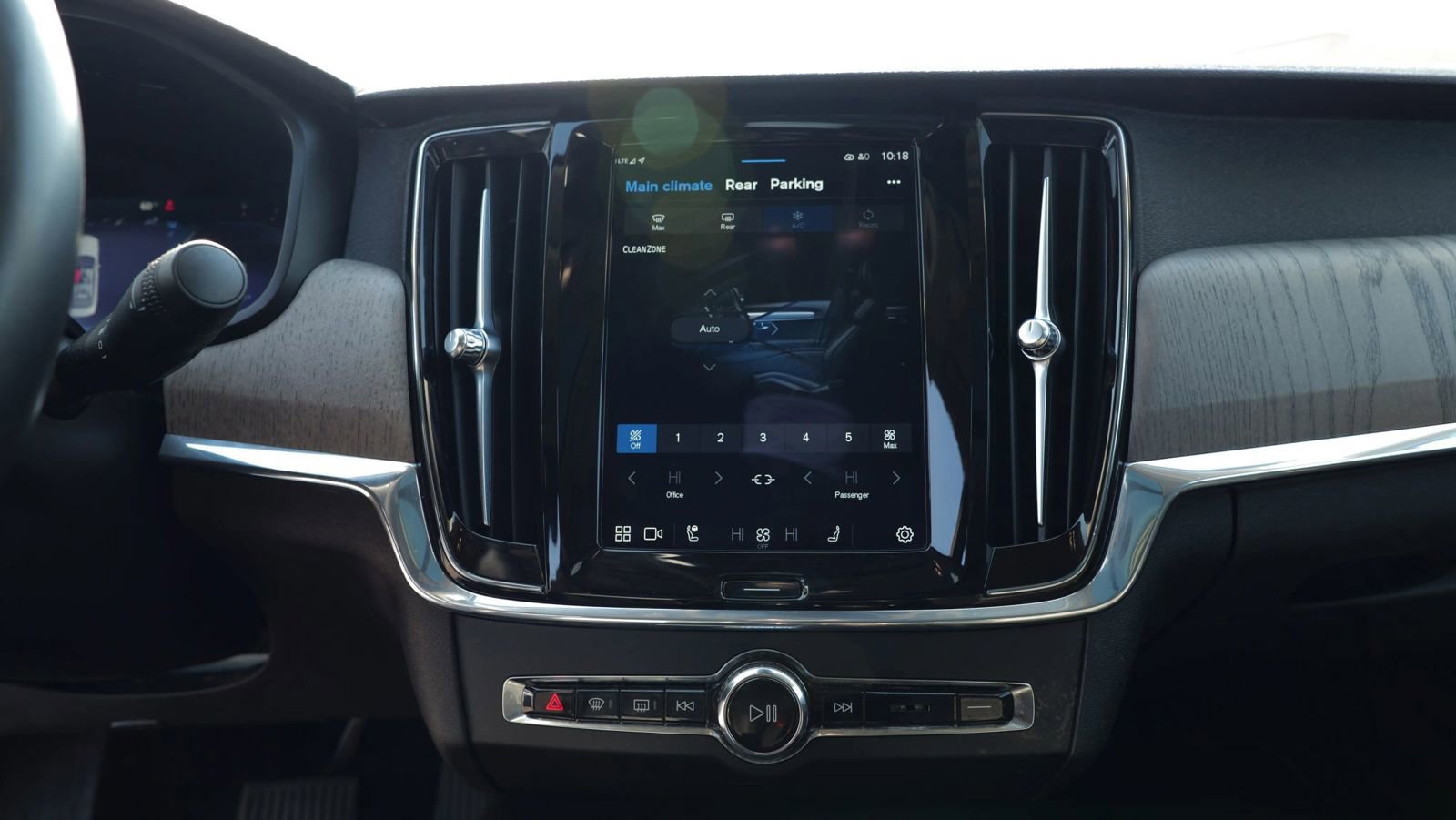 Used 2023 Volvo S90 B6 Plus image 22