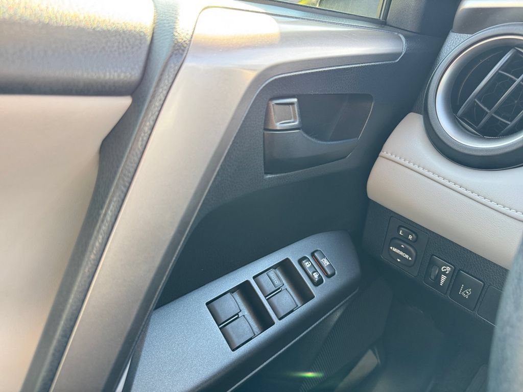 Used 2018 Toyota RAV4 LE AWD/4WD image 11