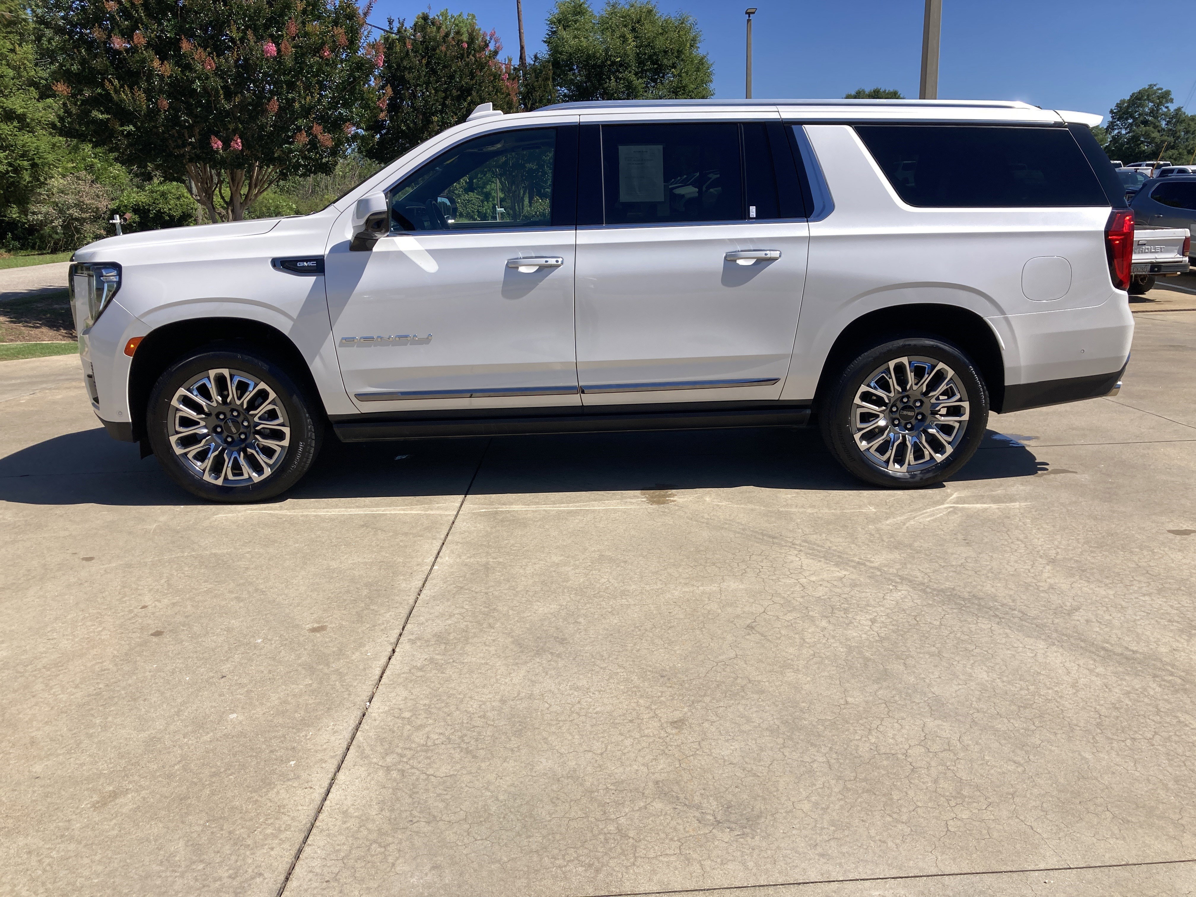 Certified 2024 GMC Yukon XL Denali Ultimate AWD/4WD image 9