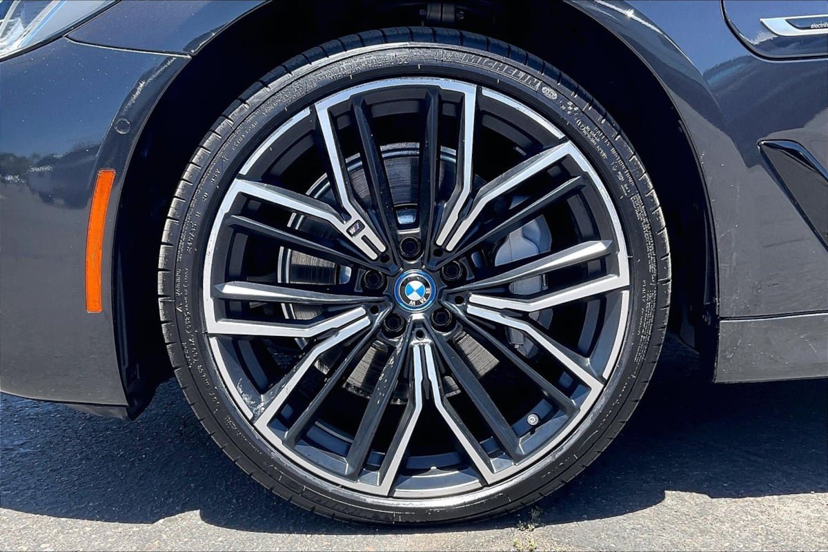 Used 2023 BMW 530e w/ M Sport Package RWD image 9